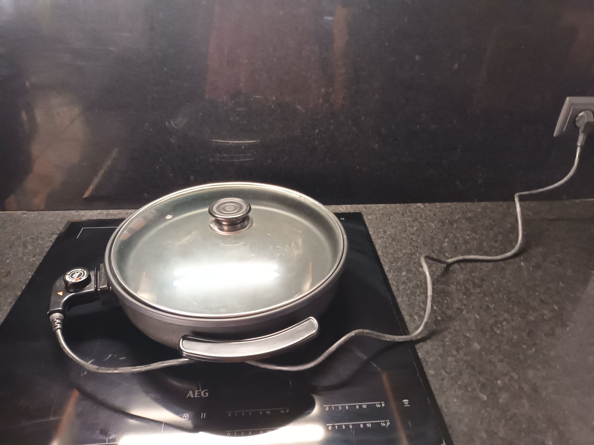 Panela Eléctrica como nova. Óptima para qualquer cozinhado.