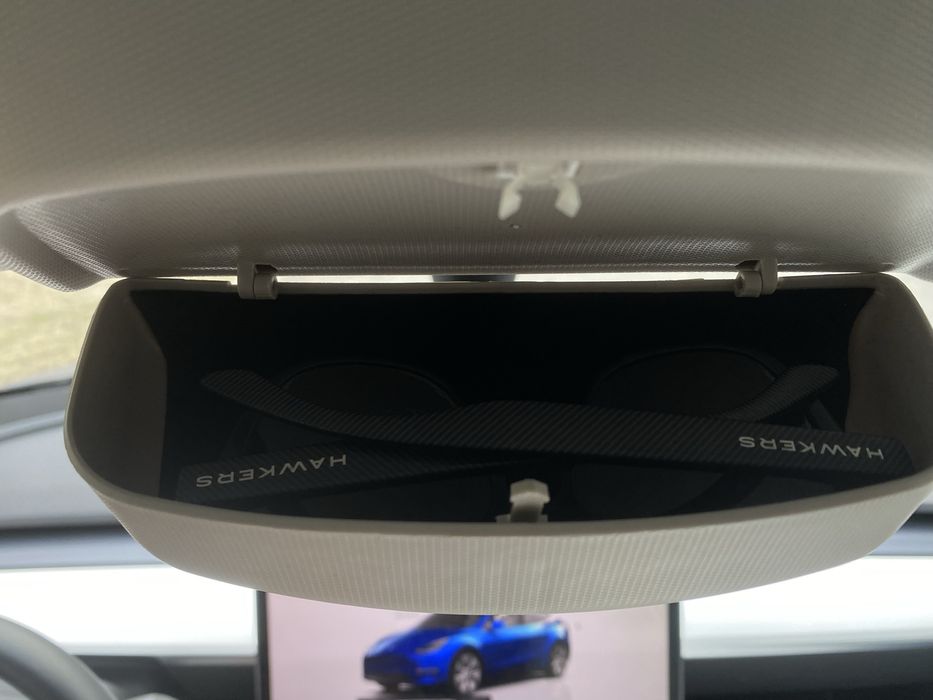 Держатель для очков в Tesla model Y