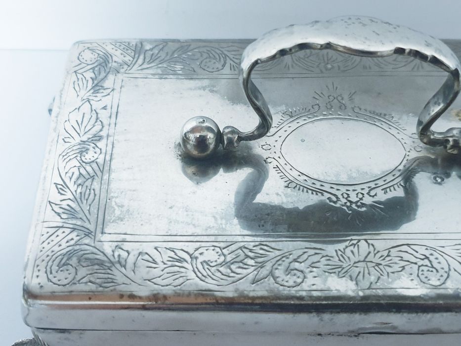 Fantastica antiga caixa / guarda joias com banho em prata