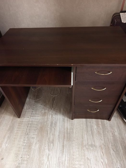 продам компьютерный стол в хорошем состоянии