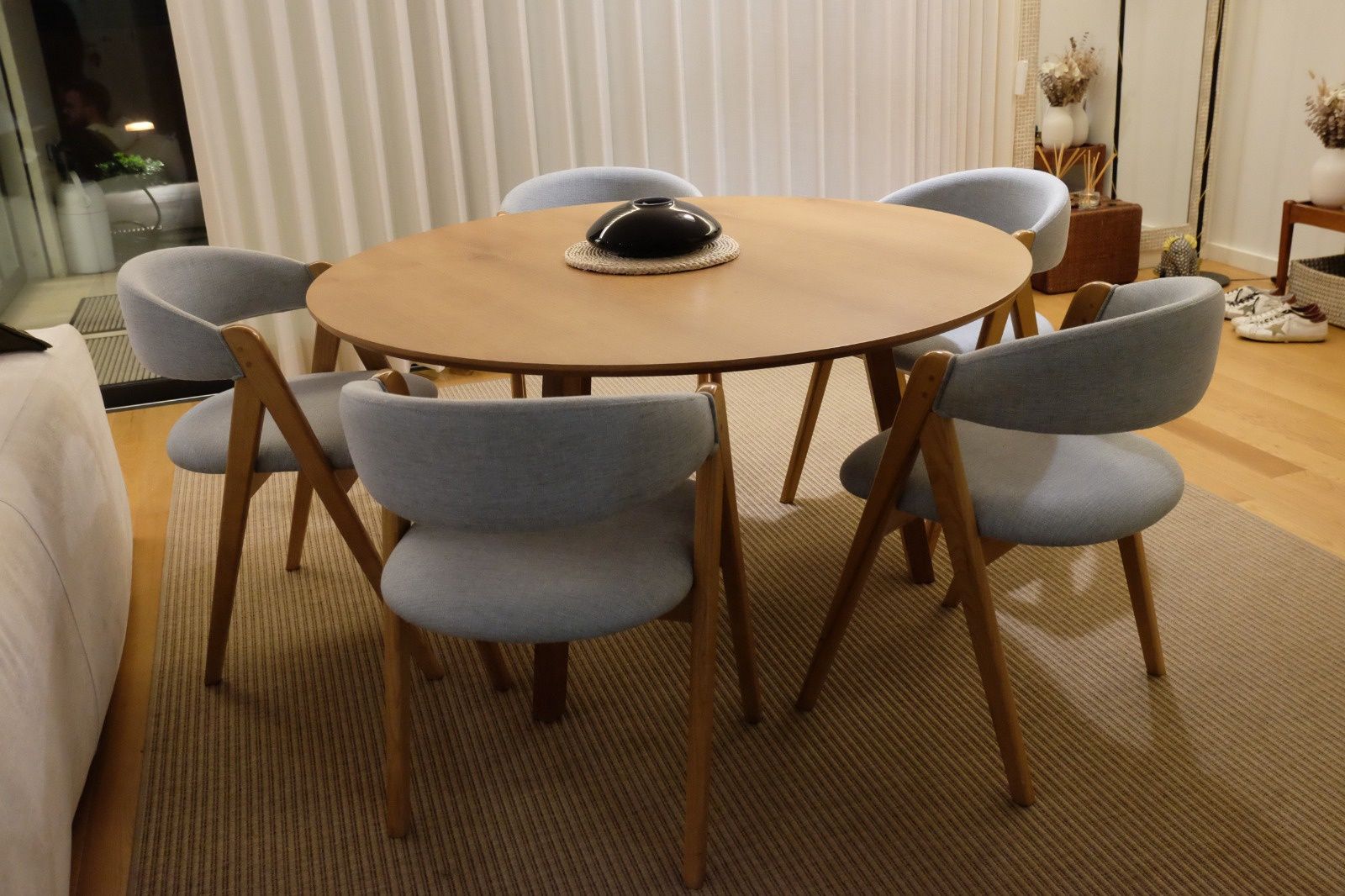 Mesa em madeira carvalho com cadeiras