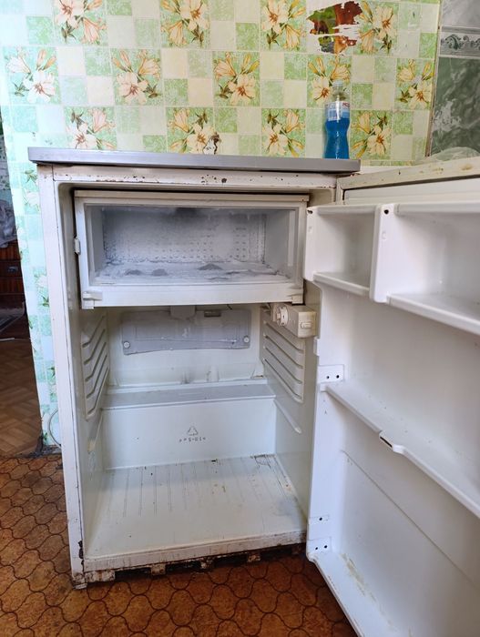 Холодильник.  Рабочий. Маленький