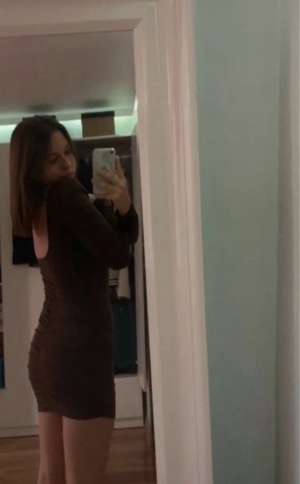 Brazowa pezylegająca sukienka z dlugim rekawem i wycietymi plecami