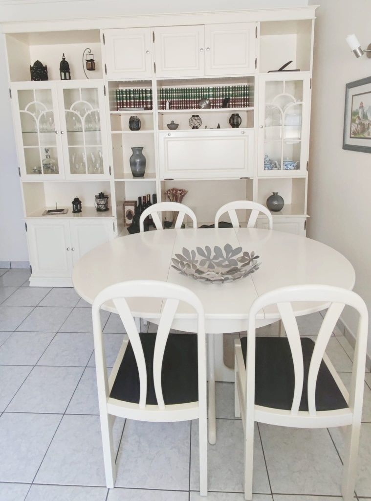 Móvel de sala, mesa e sofá
