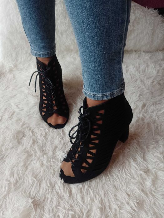 (41) Sznurowane sandałki ażurowe z Londynu, letnie botki, NOWE