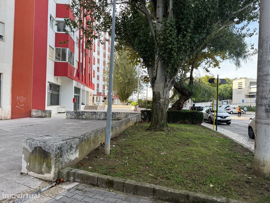 Vende-Se Loja Bem Localizada Na Povoa Santa Iria, Bom Preço