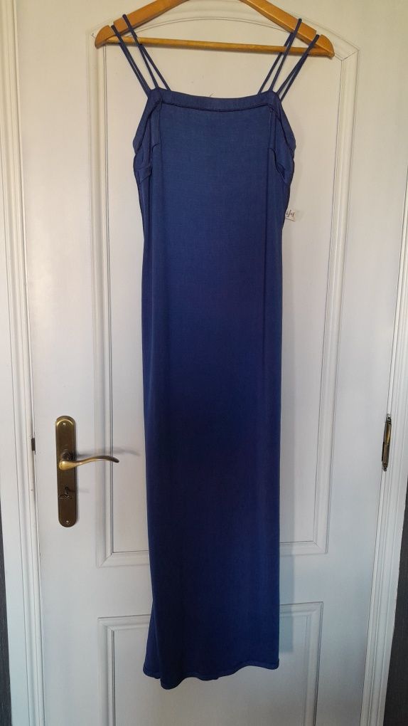 Vestido de festa azul com cauda, com alças duplas e forrado
