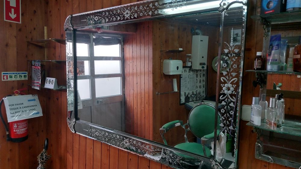 Cadeiras e espelhos para barbeiros