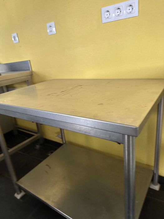 Mesa Industrial em Inox com Prateleira Inferior - 63x94x67 cm