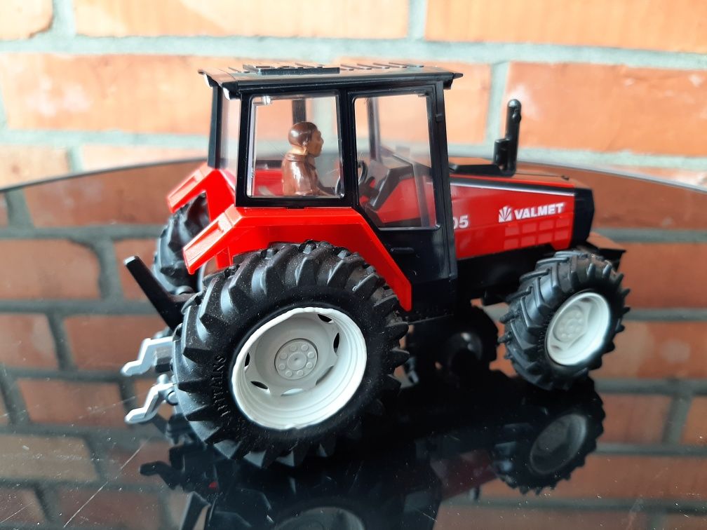 Britains traktor Valmet Valtra 805 1 : 32 / nie Wiking Siku Joal