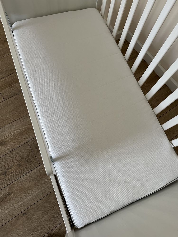 Łóżeczko niemowlęce Ikea Sundvik z materacem, ochraniaczem i barierką