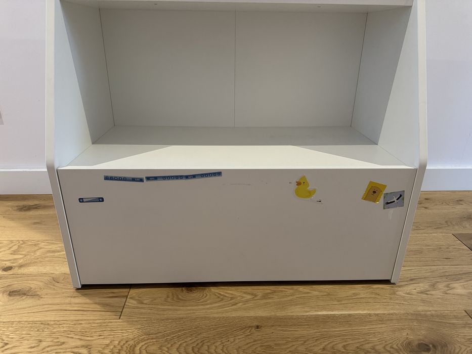 Regał Ikea Bergig na ksiażki do pokoju dzieciecego.