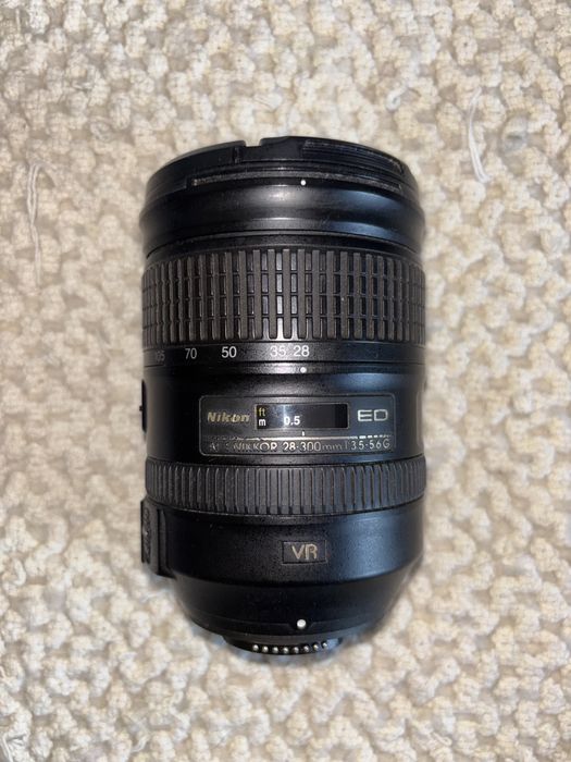 Objetiva Nikon AF-S Nikkor 28-300mm f/3.5-5.6G ED VR