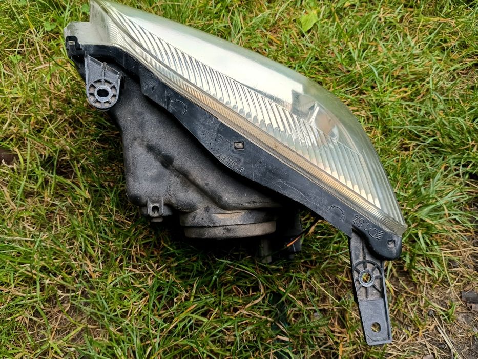 Suzuki Ignis lampa przednia prawa Stanley