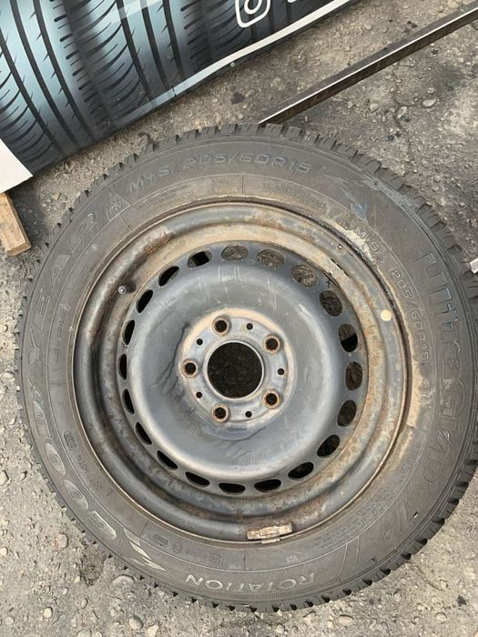 Шини 205/60 R15 Goodyeear зима 2022 рік 6,5 мм
