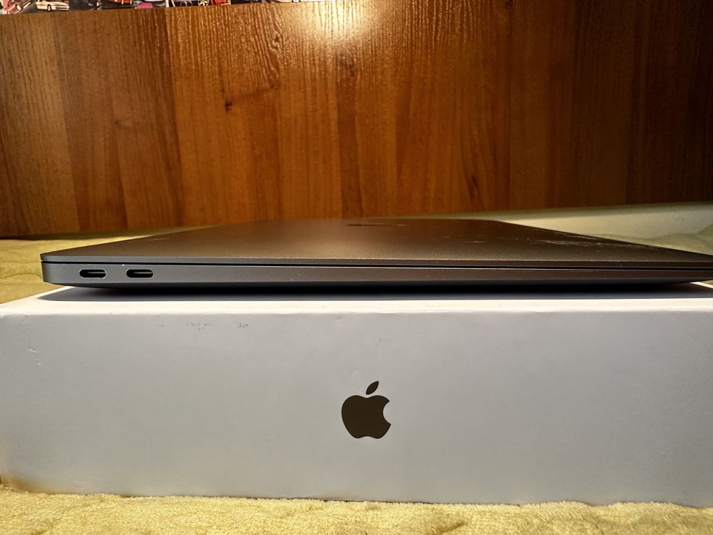 Macbook Air M1 8/256 GB laptop