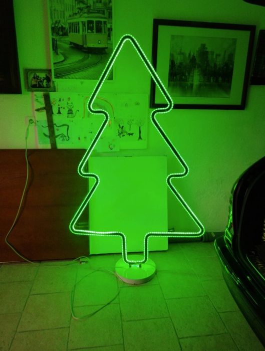 Árvore de Natal em LED e Alumínio