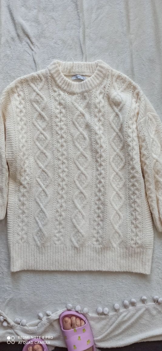 Sweter z dekoracyjnym splotem