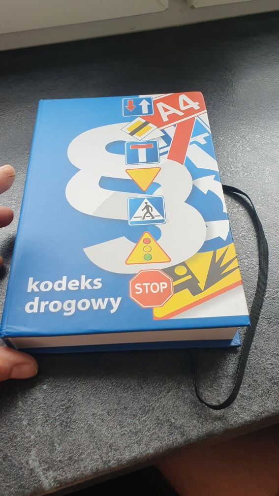 Kodeks Drogowy z piersiówką i rozkładanymi kieliszkami