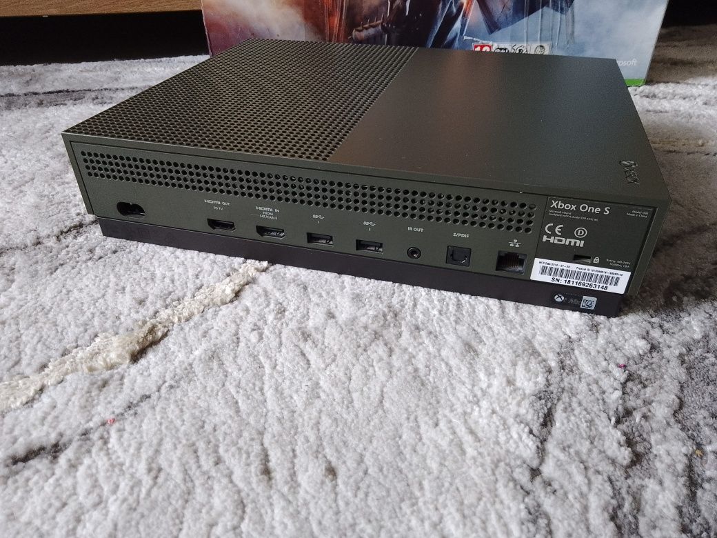 Xbox One S 1tb + 2 pady
