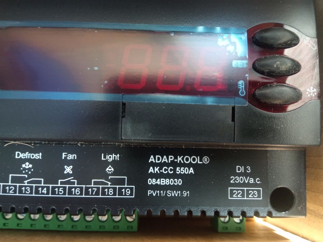 Контроллер Danfoss AK-CC 550 (084B8030)