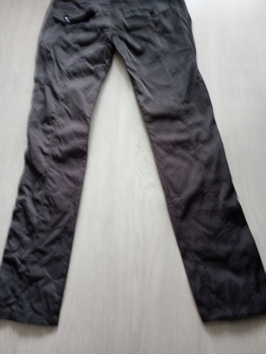 Piękne spodnie damskie ze śliskiego materiału stalowe