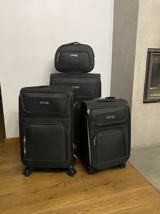 валіза чемодан від польського виробника на чотирьох колесах Wings