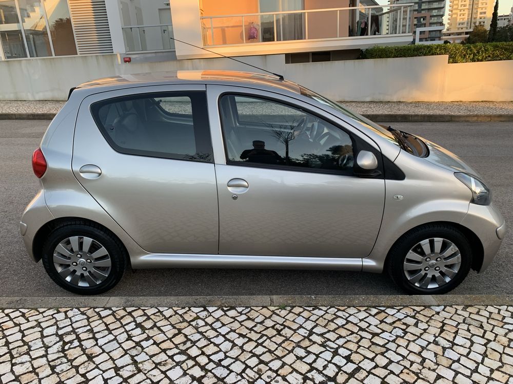 Toyota Aygo 68 cv * 128 mil km * Multimídia * Bancos Péle/Veludo * AC