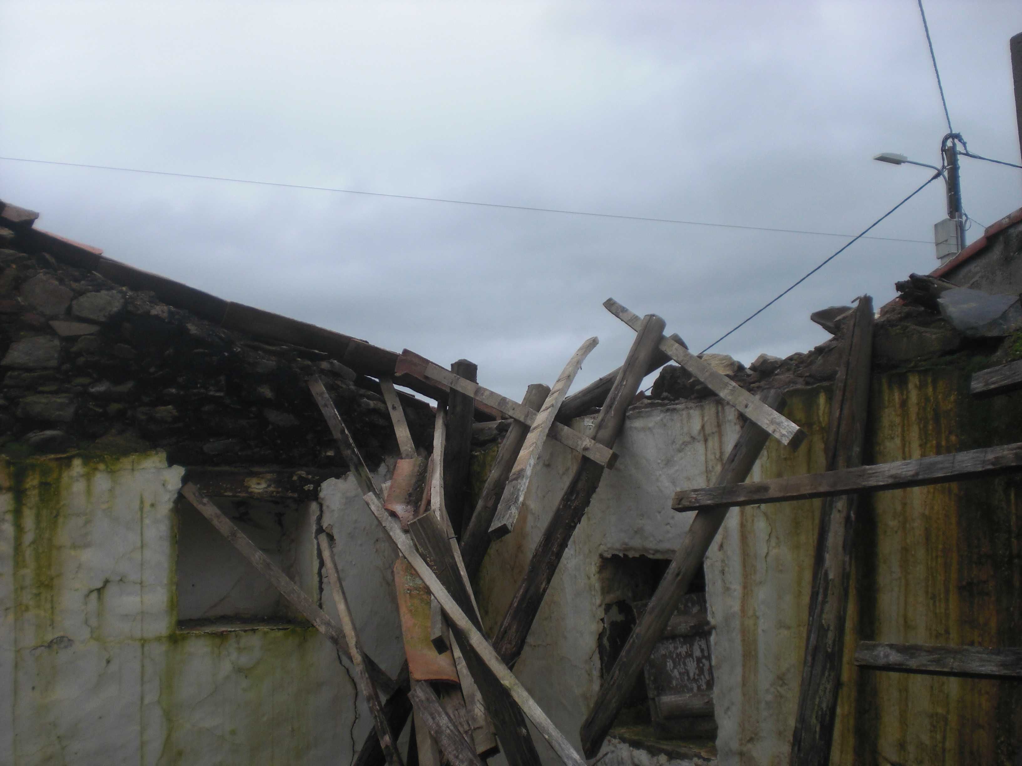 Vendo duas casas de aldeia para recuperar perto de praias fluviais