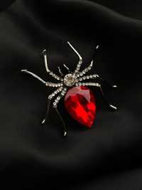 Broszka czerwony pająk