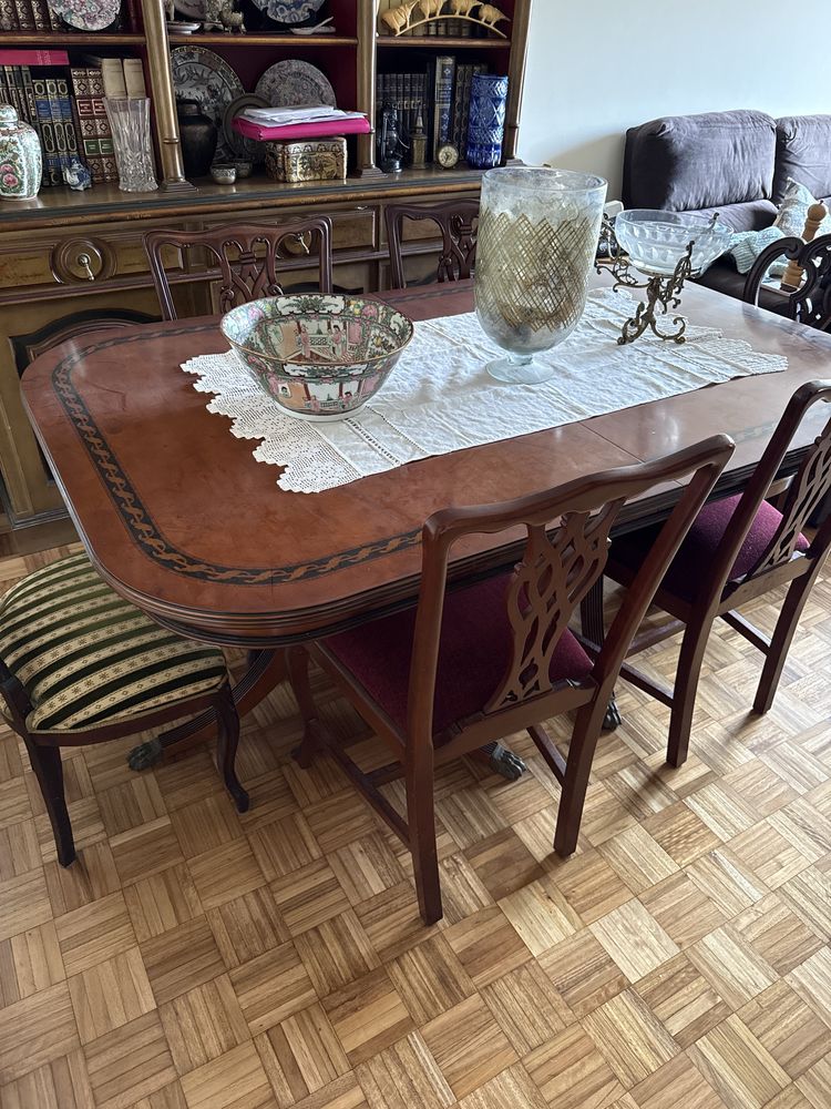 Vendo Mesa Madeira Nobre e 4 Cadeiras