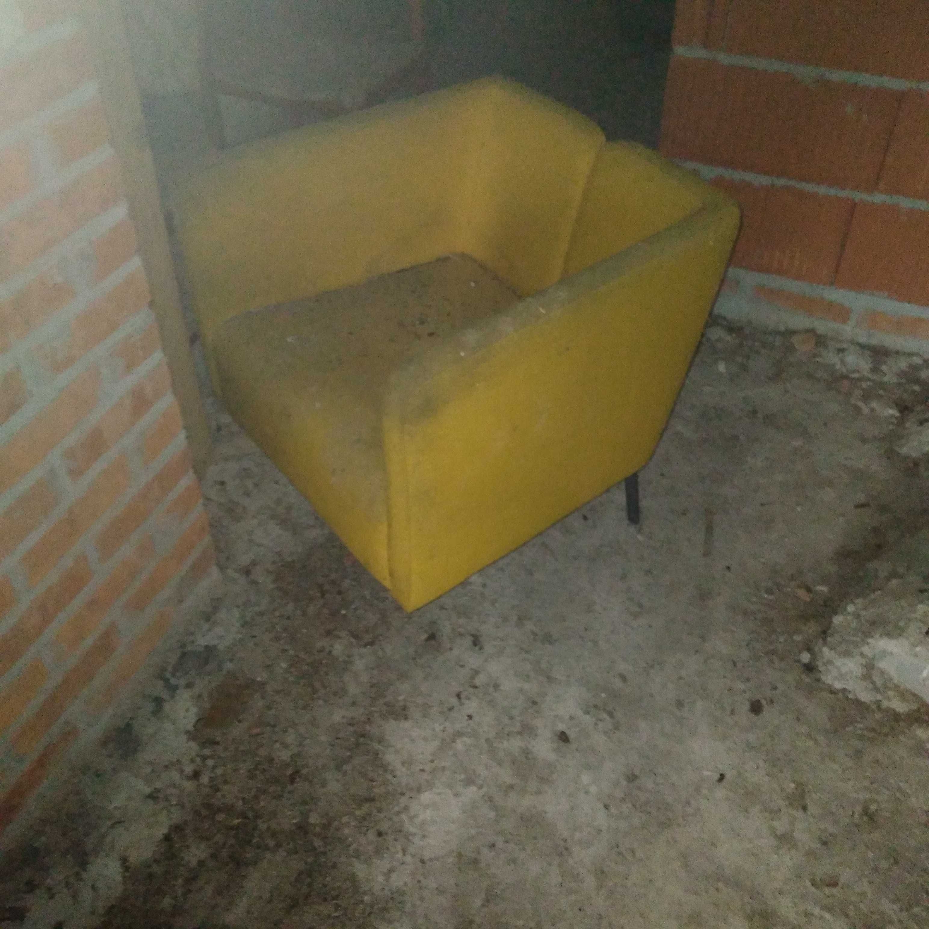 Fotele o konstrukcji drewnianej tapicerowane z epoki PRL