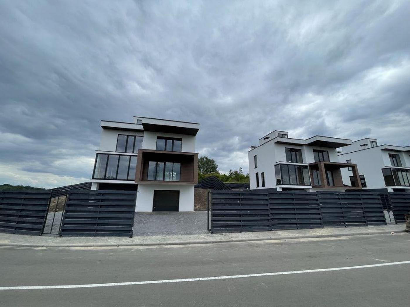 Продається сучасний будинок (250м2) в Лісники / Козин  7,5 соток