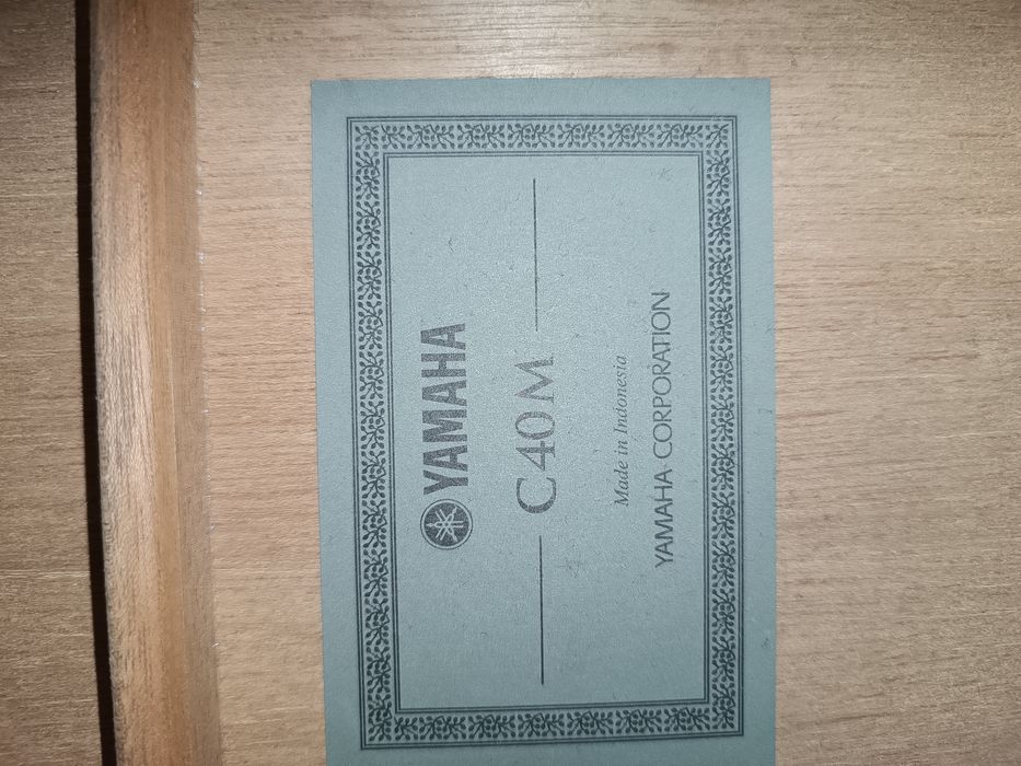 Продам классическую гитару Yamaha c40m