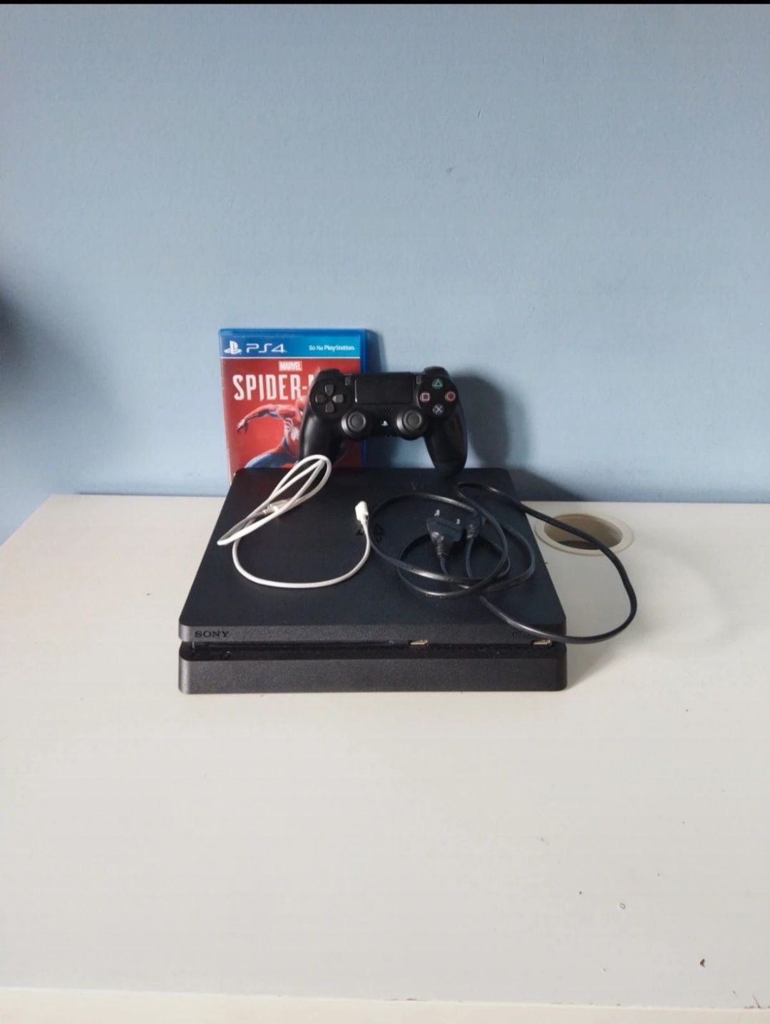 PS4 Slim 1tb, Spider-man, 1 comando, carregador e cabo de alimentação