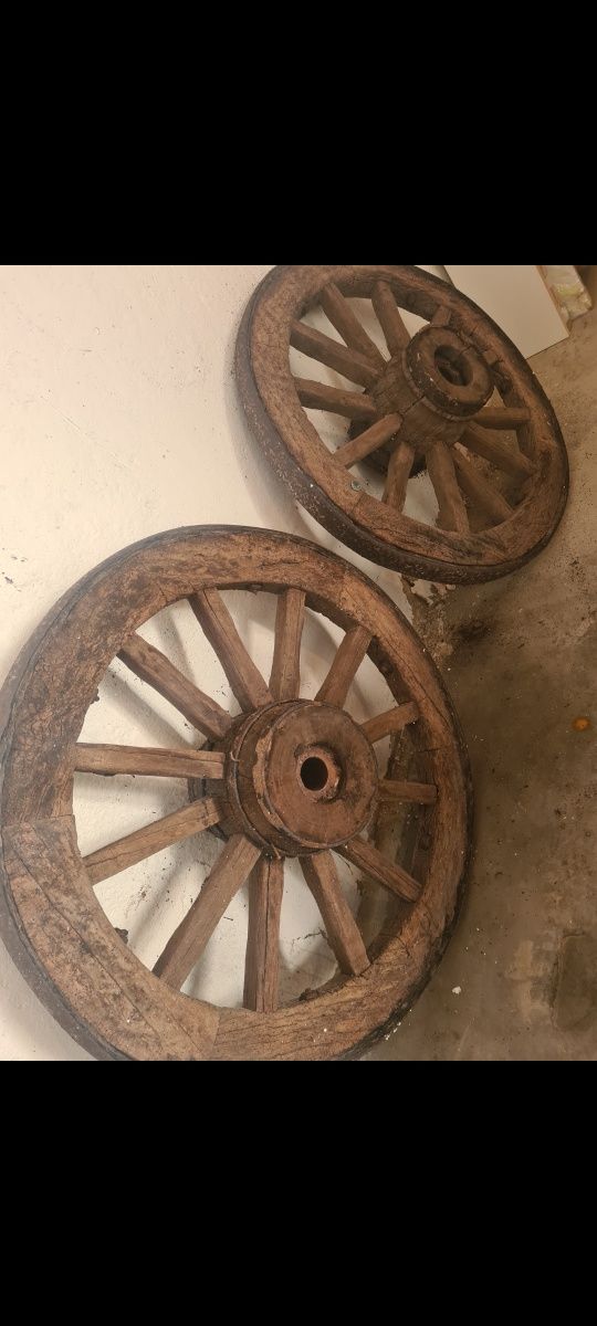 Rodas de Carroça Antigas em Madeira