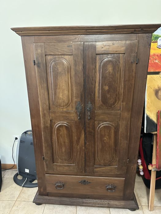 Armário em madeira maciça