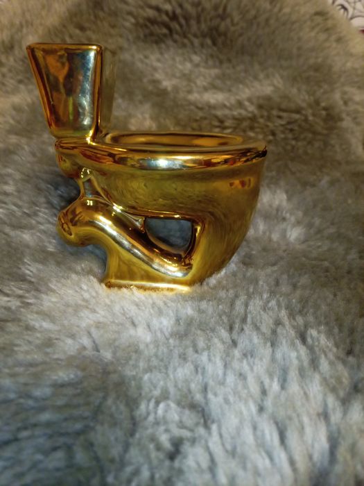 Попільничка в вигляді золотого унітазу. Жартівливий подарунок