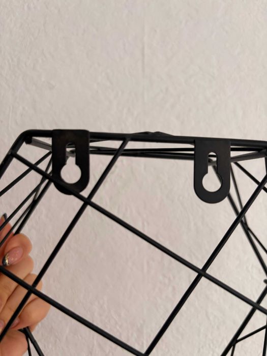 Metalowa półka ścienna w geometrycznym stylu