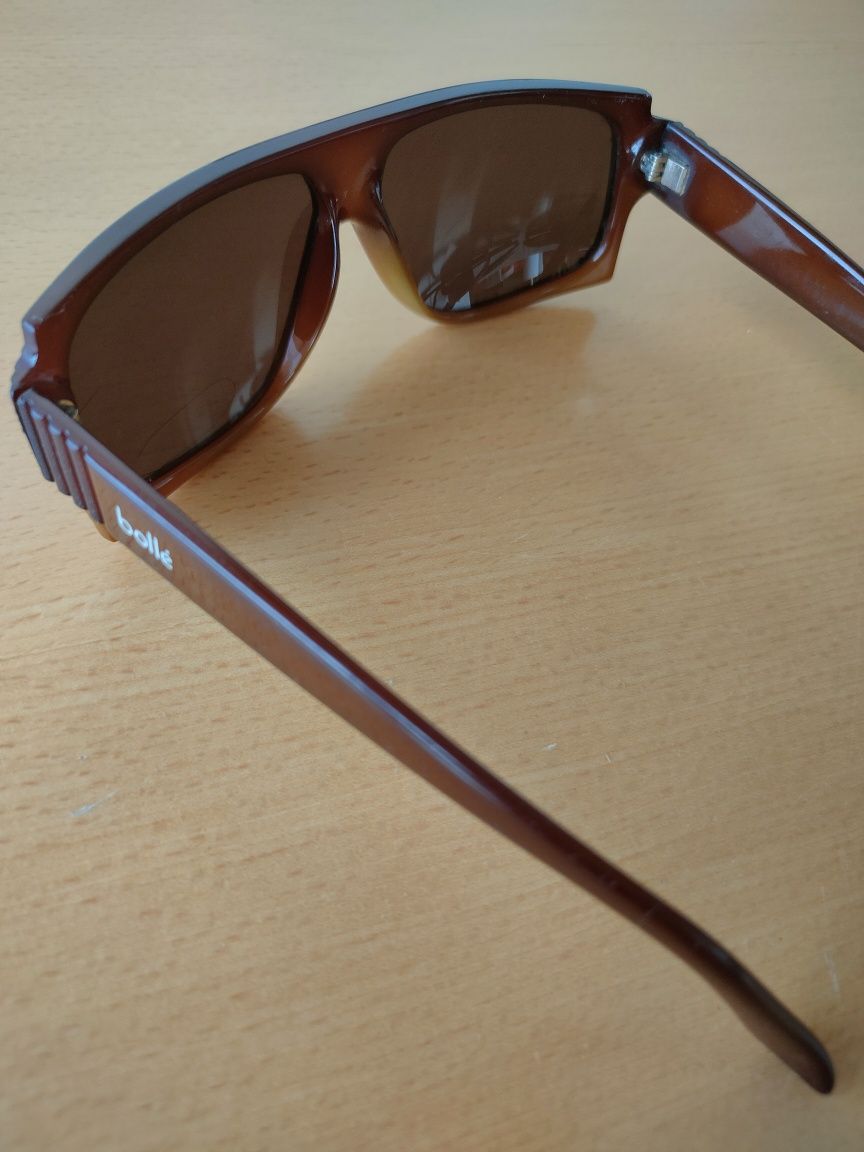 Conjunto de óculos de sol vintage.