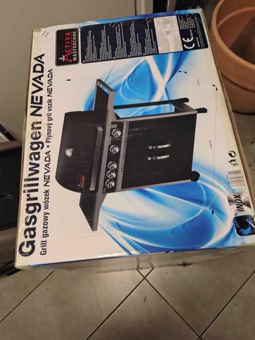 Grill gazowy widoczny na zdjęciu