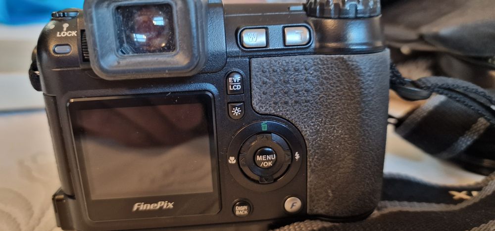 Máquina fotográfica finepix s5600