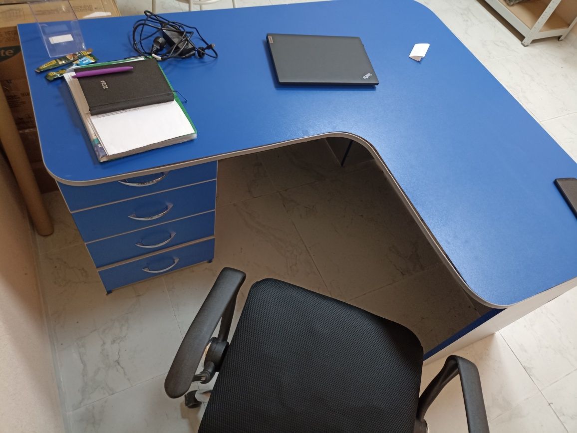 Стіл офісний, манікюрний стіл,комп'ютерний стіл, кутовий.