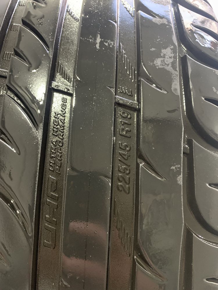 Оригінальні літні  диски та шини Renault 225/45  R19 150$