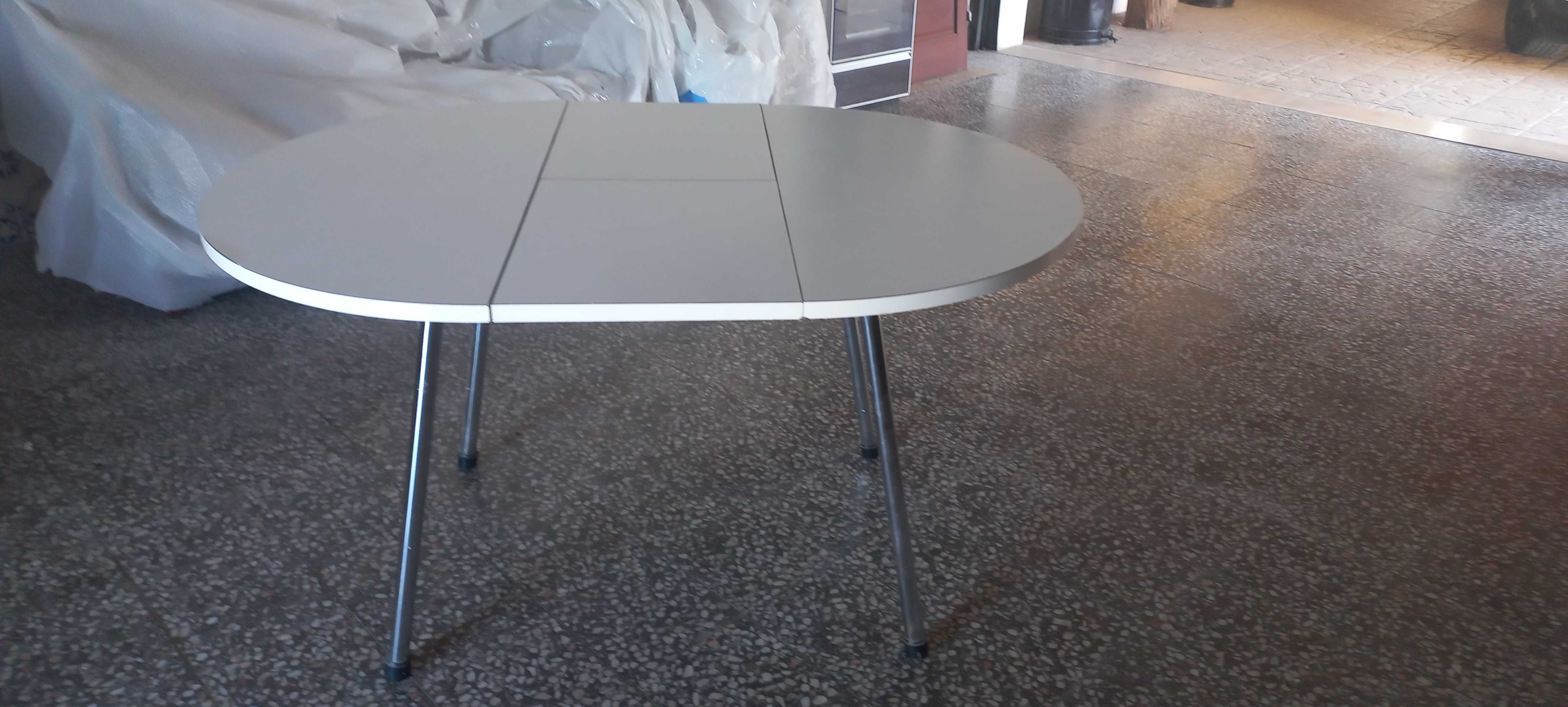 Mesa de cozinha lacada e cadeiras