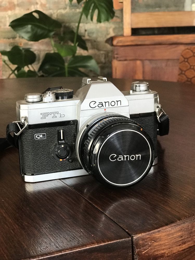 Canon FTb плівковий фотоапарат. Об’єктивом — 50 mm, діафрагма — 1.8.