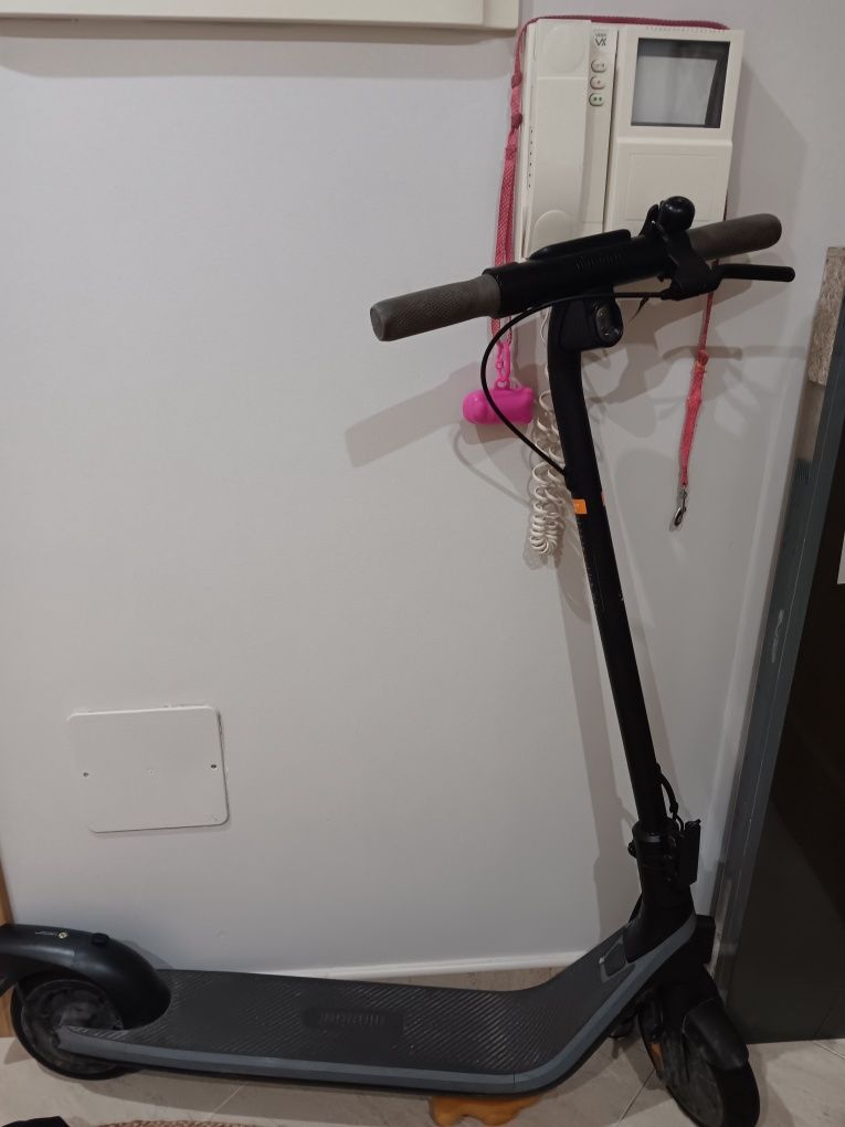 Trotinete eletrica como nova   vendo por 170 euros na loja custa 300eu