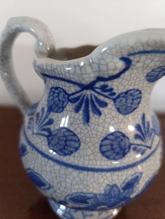 Jarra de cerâmica pintada á mão