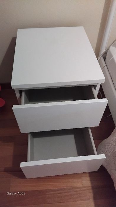 Mesinha de cabeceira, com 02 gavetas, brancas