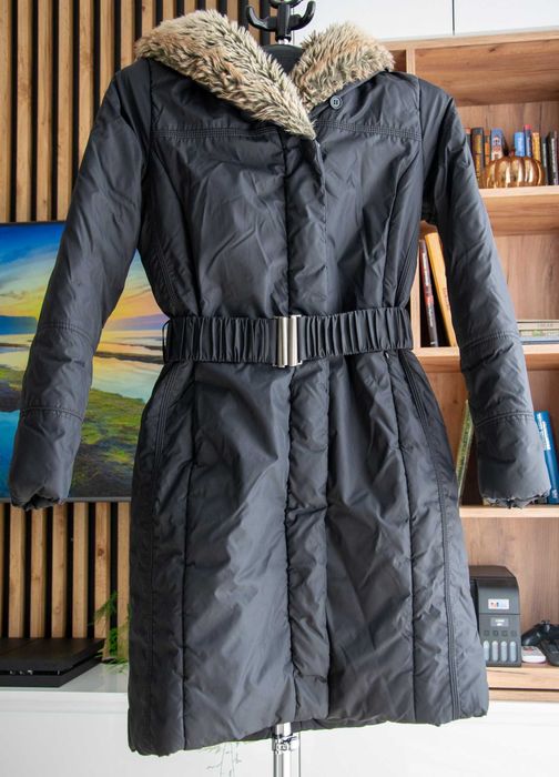 CARRY czarna damska długa kurtka zimowa z futerkiem- M/38